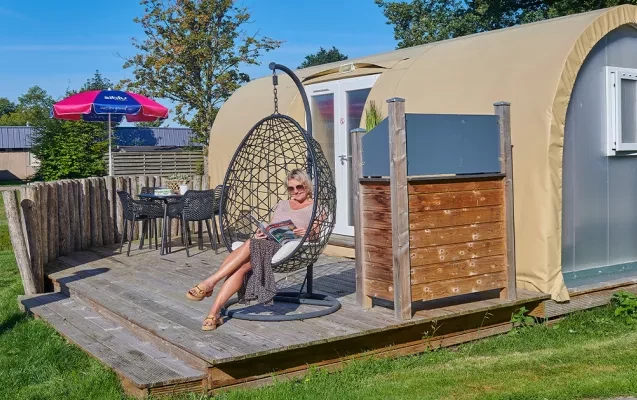 Femme sur sa terrasse au camping de Meerwijck