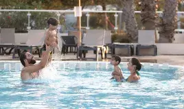 Famille dans la piscine du camping Marisol